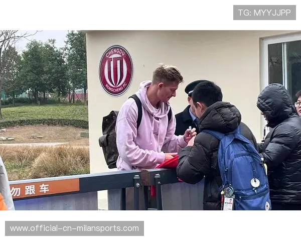 成都蓉城亚历斯祖上抢干净利落，断球后立刻直塞身后